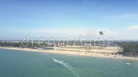 带摩托艇飞越海洋的彩色降落伞视频的预览图