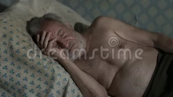 可怜的老头睡在家里视频的预览图