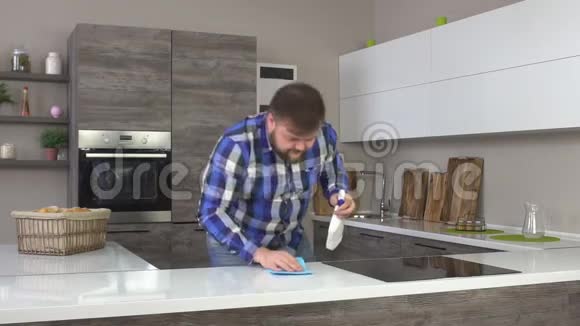 浓密开朗的白种人留着胡子在厨房里打扫卫生洗台面现代室内视频的预览图