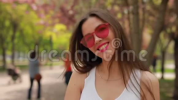 一个深褐色的女人嘴唇发粉亲吻视频的预览图
