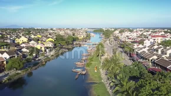 美丽的鸟瞰图坐落在蓝色河岸上的小镇视频的预览图