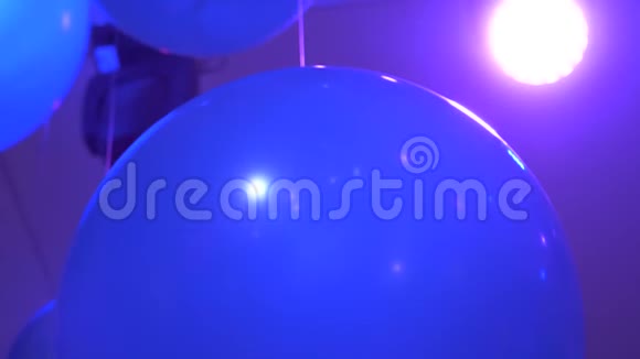 生日聚会上气球的背景晚会上的蓝色气球夜店灯光下的轻音乐晚会气氛fu视频的预览图