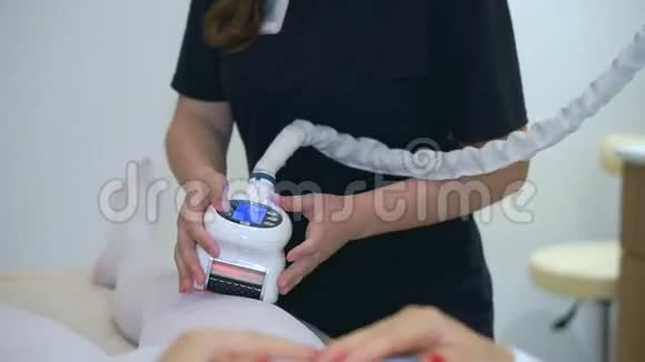女孩美容师使用现代美容设备硬件激光治疗视频的预览图
