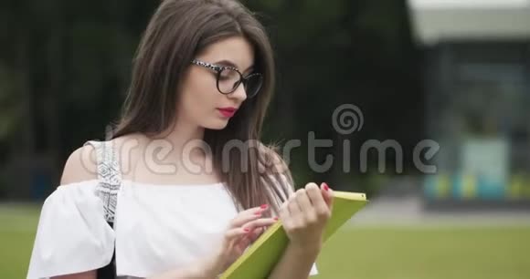 女士在商务中心附近使用平板电脑有魅力的科技女孩年轻女子工作时视频的预览图