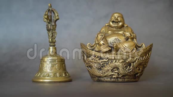Figurine开朗Hotei图像微笑的佛陀中国的幸福之神财富和幸运孤立在灰色视频的预览图