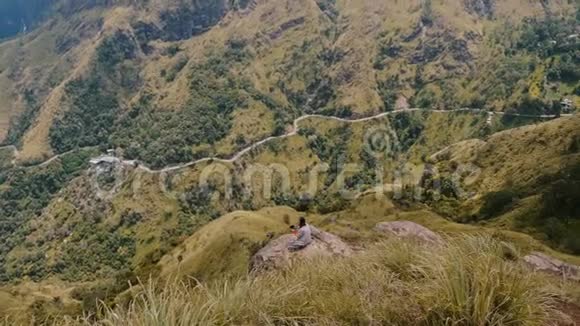 超宽拍摄女摄影师拍摄斯里兰卡山路壮丽全景视频的预览图
