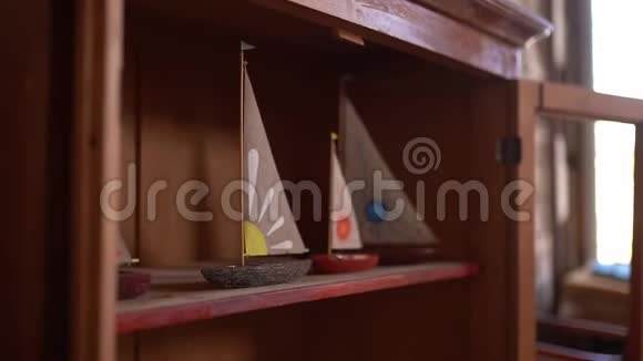 架子上的小木船人像视频的预览图