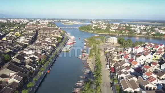 鸟瞰小镇与蜿蜒的河流相隔视频的预览图