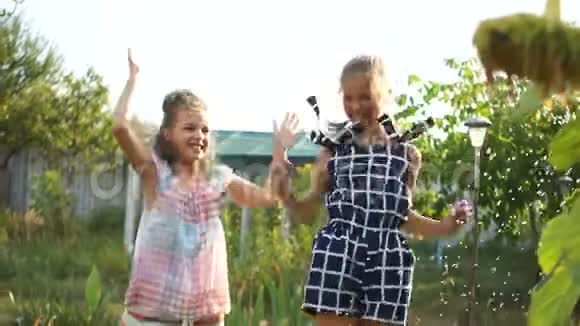 十几岁的女孩在水流下在阳光下跳跃快乐假期概念暑假视频的预览图
