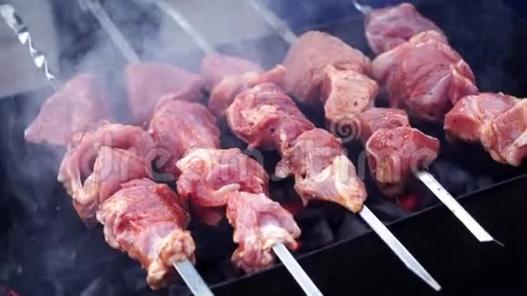 在户外生火的烤串上煮肉慢动作煤火上的肉关起来了视频的预览图