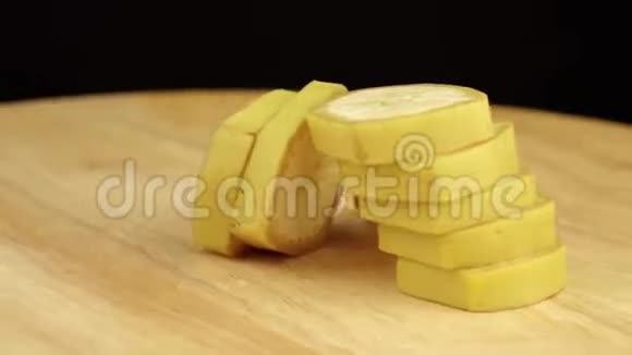 切片香蕉在木平台上旋转360度视频的预览图