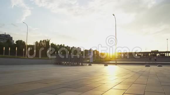 年轻的滑板运动员在日落时滑滑板和跳奥利舞视频的预览图