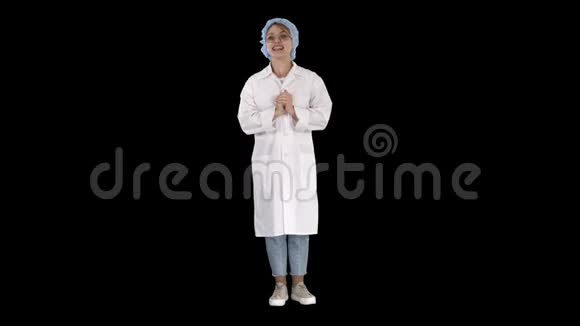 微笑可爱的医生女医生对着镜头说话阿尔法频道视频的预览图