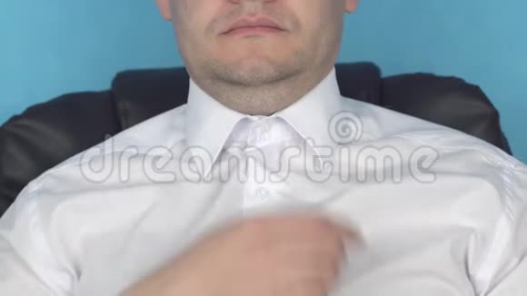 肥胖的白种人年轻男子触摸他的大胖双下巴问题美容肤色整形手术视频的预览图