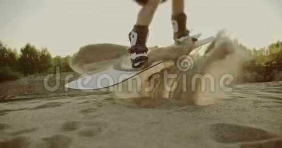 日落时分一名男子在沙漠中的沙板上跳了180下体育旅游生活方式商业广告理念射击视频的预览图