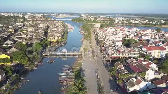 上景平静的河流小船分隔城镇部分视频的预览图