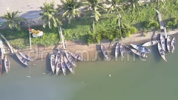 平静河岸的垂直鸟瞰渔船停泊处视频的预览图