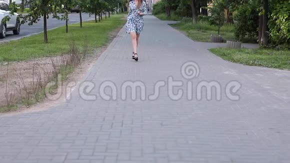 穿着华丽衣服的女人在街上朝镜头走去视频的预览图
