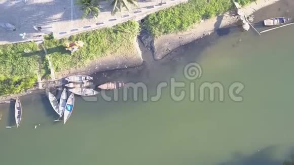 河堤上垂直上景船停泊处视频的预览图