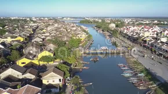 鸟瞰镇河岸上有整洁的房屋视频的预览图