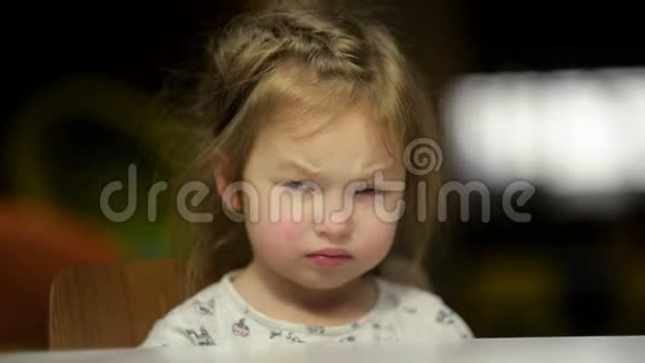 悲伤女孩把头放在书桌上的肖像可爱的小女孩要哭了视频的预览图