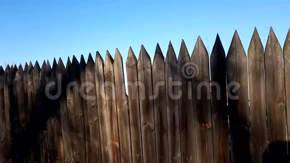用锋利的木桩做成的栅栏蓝天晴天视频的预览图