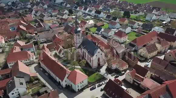 城市景观德国城市有很多旧建筑街道和交通4k视频的预览图