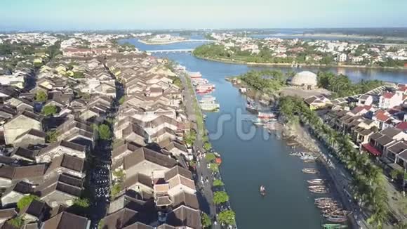 在阳光明媚的日子里宁静的河流分隔了城镇的各个部分视频的预览图