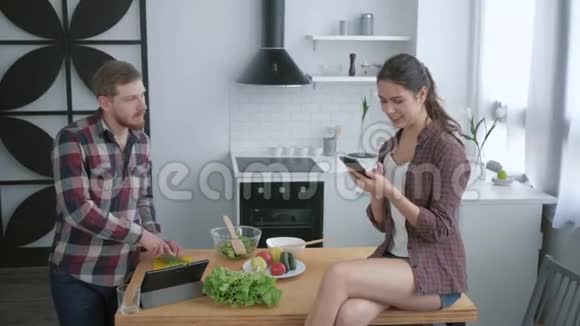 体重正常化男性早餐准备健康素食沙拉女性坐在餐桌上视频的预览图