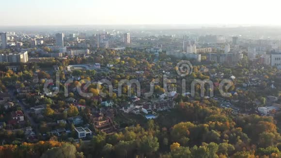 城市公园的五彩落叶树秋季哈尔科夫城市鸟瞰图美丽的秋天城市公园和高层建筑视频的预览图