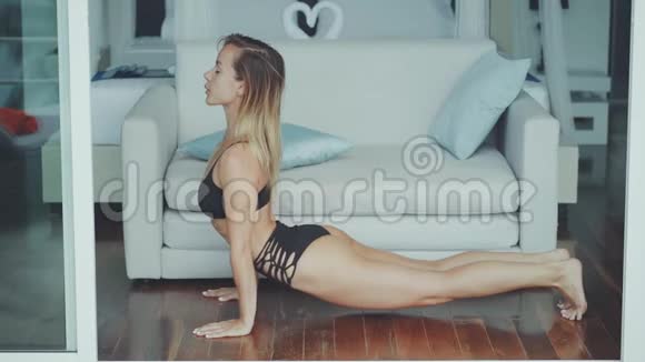 做瑜伽的时间到了有魅力的年轻女性在家休息时锻炼身体视频的预览图