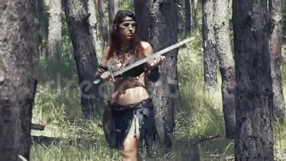 带着刀和战争颜料的野蛮女人正走在森林里视频的预览图