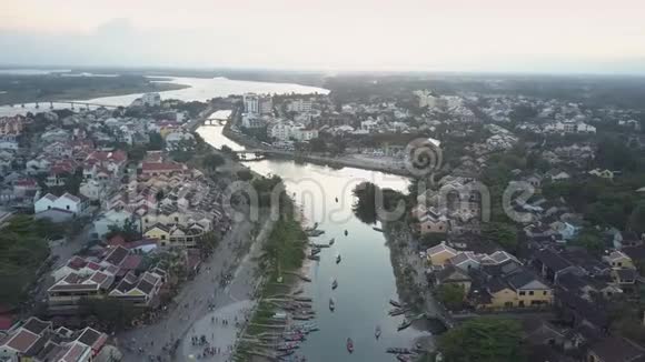 鸟瞰河岸带船只的城镇地区视频的预览图