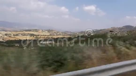 汽车骑在通往高原的山路上视频的预览图