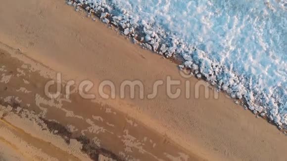 从上面俯视高空冰河两岸美丽的设计师景色沙滩在沙滩上休息视频的预览图
