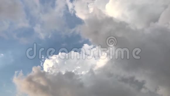 移动着天空中的乌云视频的预览图