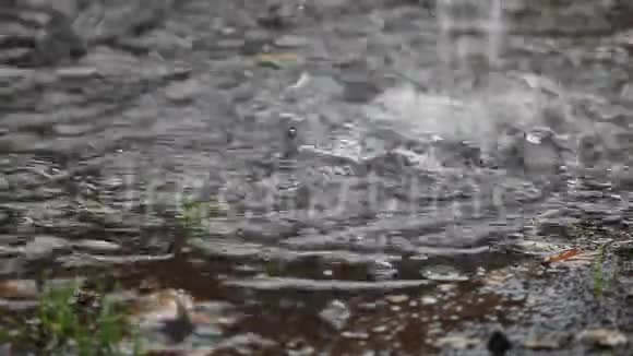 雨坑形成在屋顶排水沟下视频的预览图