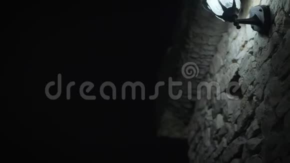 石墙上的灯笼骑士时代夜晚的灯笼视频的预览图