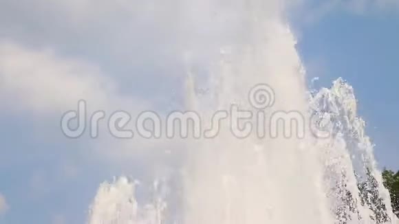 高清视频水从喷泉高高地溅到空中背景中是一片晴空它是中心视频的预览图