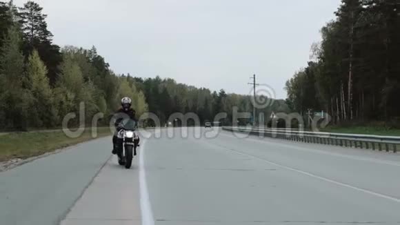 一个年轻女孩骑着一辆运动自行车在高速公路上4K慢动作视频的预览图