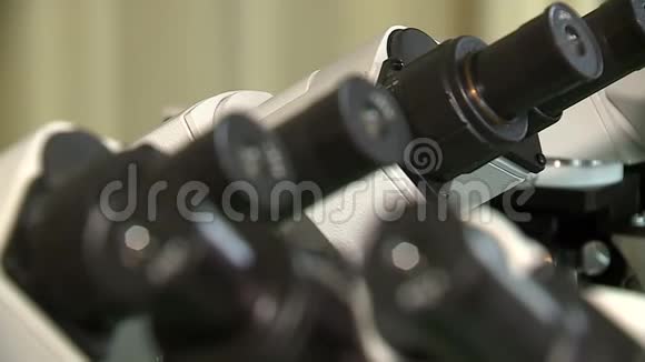 遗传学实验室的显微镜视频的预览图