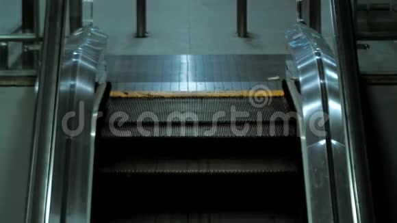 夜间向上运行的空移动楼梯的特写镜头现代自动扶梯楼梯移动室内搬迁视频的预览图