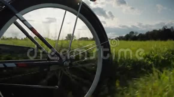 在阳光下反射红色的自行车架视频的预览图