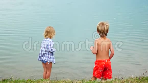 孩子们兄妹在湖边玩耍视频的预览图