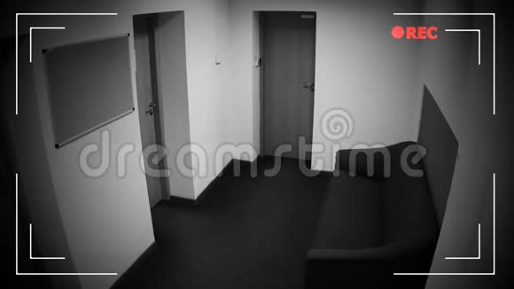 在公司大楼里戴面具的抢劫犯犯罪分子视频的预览图