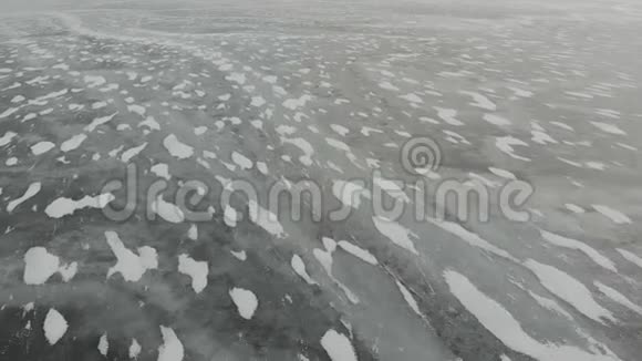 雪在冰面上飞舞雪花在贝加尔湖的冰上飞舞冰非常美丽有独特之处视频的预览图