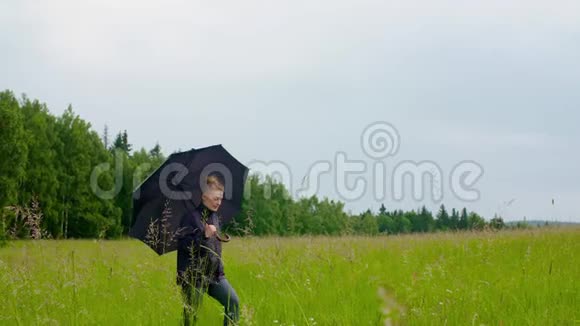 体贴的女农民在田野上散步视频的预览图