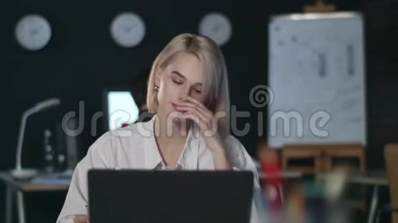 扰乱商务女性在夜间办公室看电脑屏幕视频的预览图