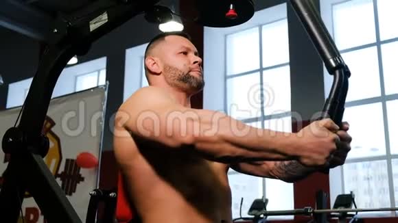 强壮的健美运动员在健身房锻炼举重运动员在模拟器上训练胸部肌肉视频的预览图