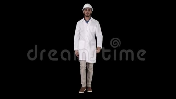 戴着头盔和白色长袍的阿拉伯工程师向前走阿尔法频道视频的预览图